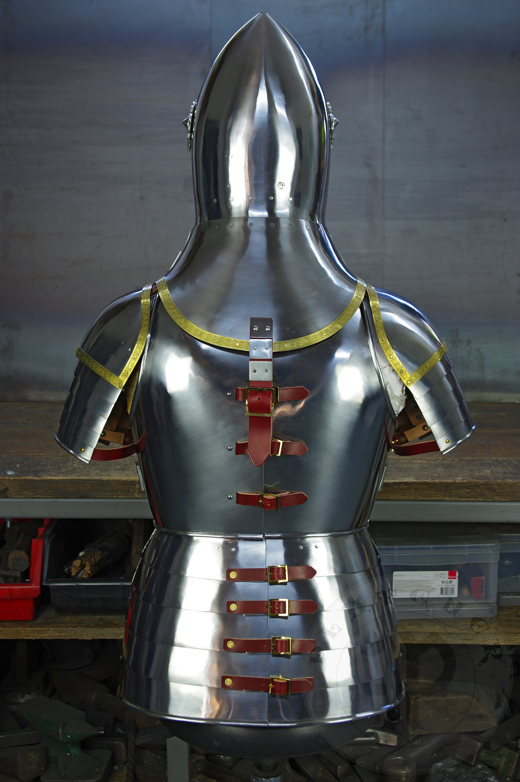 Part of armour inspired by depicts from Altar of St George of the Valencian school, circa 1410./Cz zbroi inspirowanej przedstawieniami z otarza w. Jerzego z warsztatu z Walencji, okoo 1410 rok.